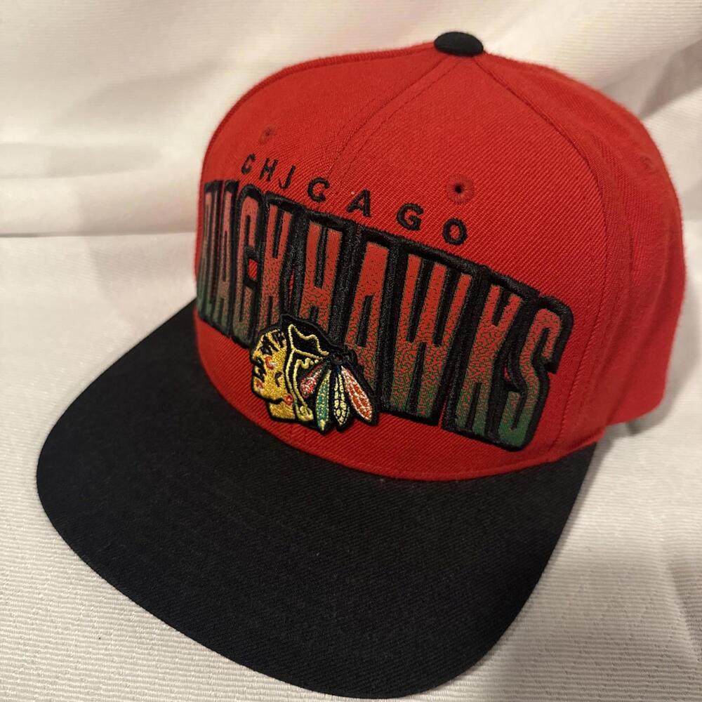 Vintage NHL Chicago Blackhawks snapback hat Mitchell & Ness. Black and Red.